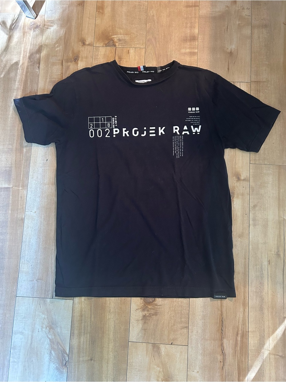 ✨Projek Raw Men's Black Graphic T-Shirt - Size médium
